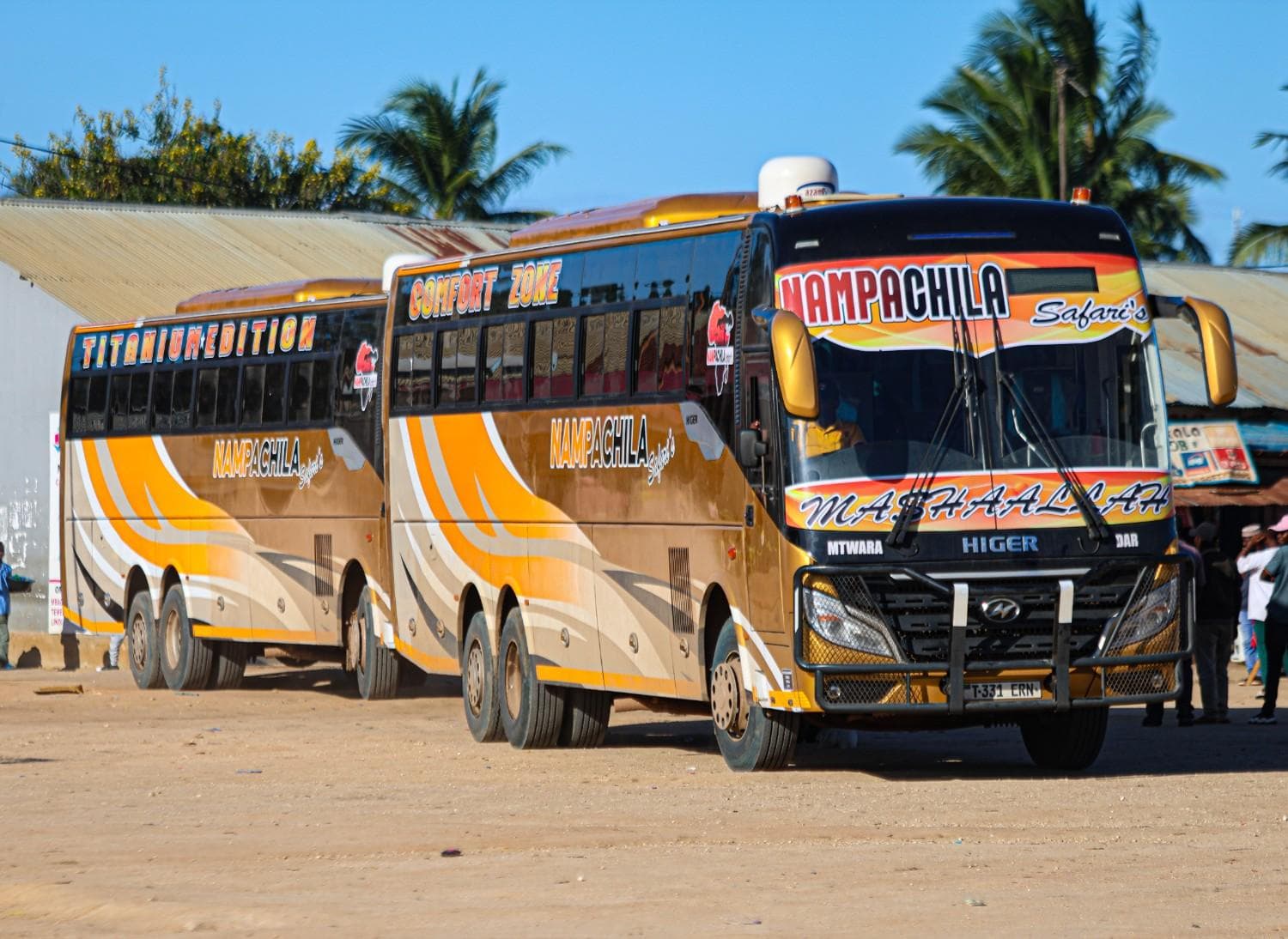 Basi la kifahari la Nampachila barabarani